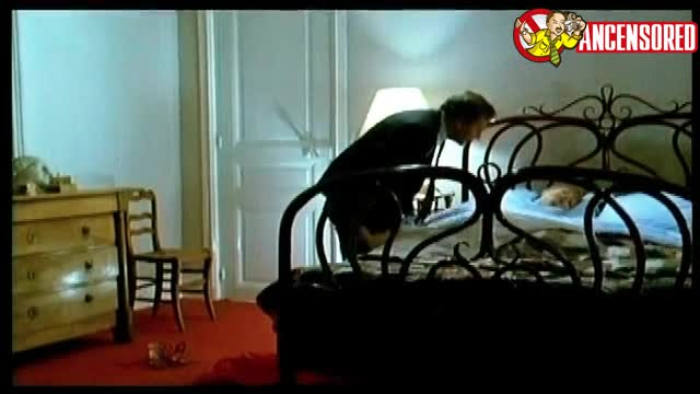 Isabelle Huppert sexy scene in Eaux profondes