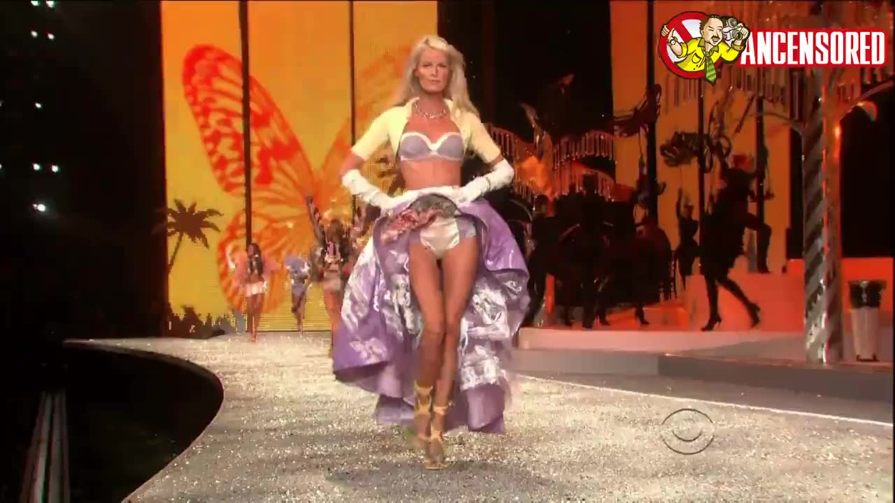 Miranda Kerr looks fantastic in Victoria s Secret Fashion Show 2008
