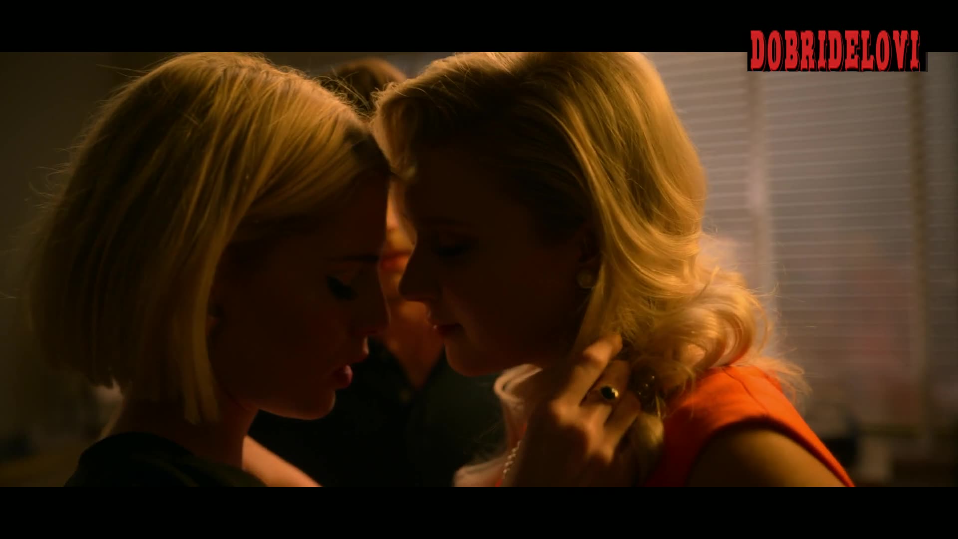 Lucy Boynton and Julia Schlaepfer lesbian kiss scene from The Politician