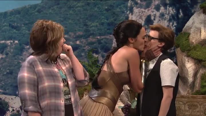 Kate McKinnon looks fantastic in Saturday Night Live