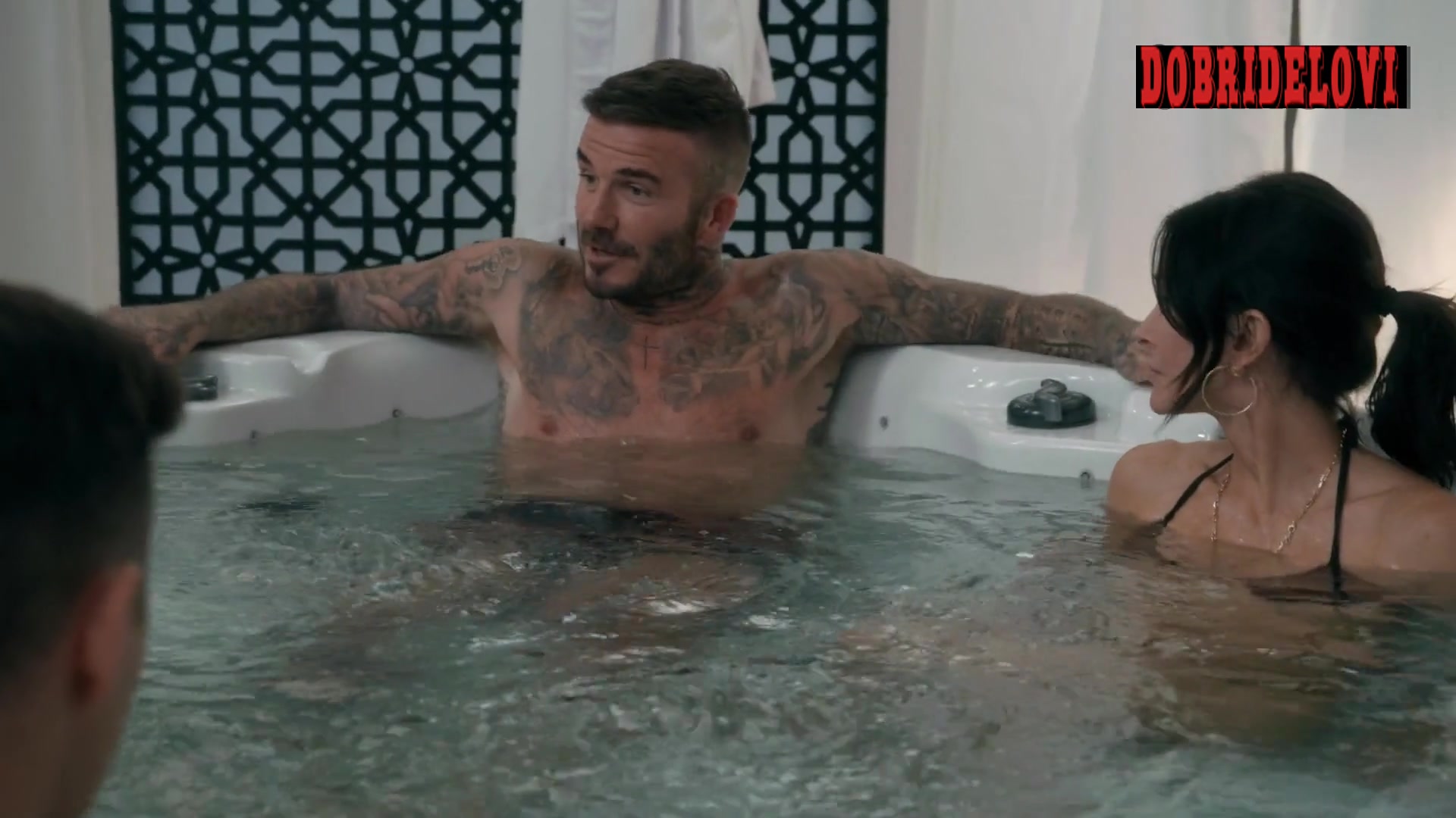 Courteney Cox chilling in the hit tub with Becks
