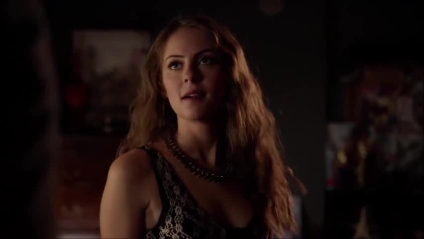 Willa Holland looks fantastic in Arrow