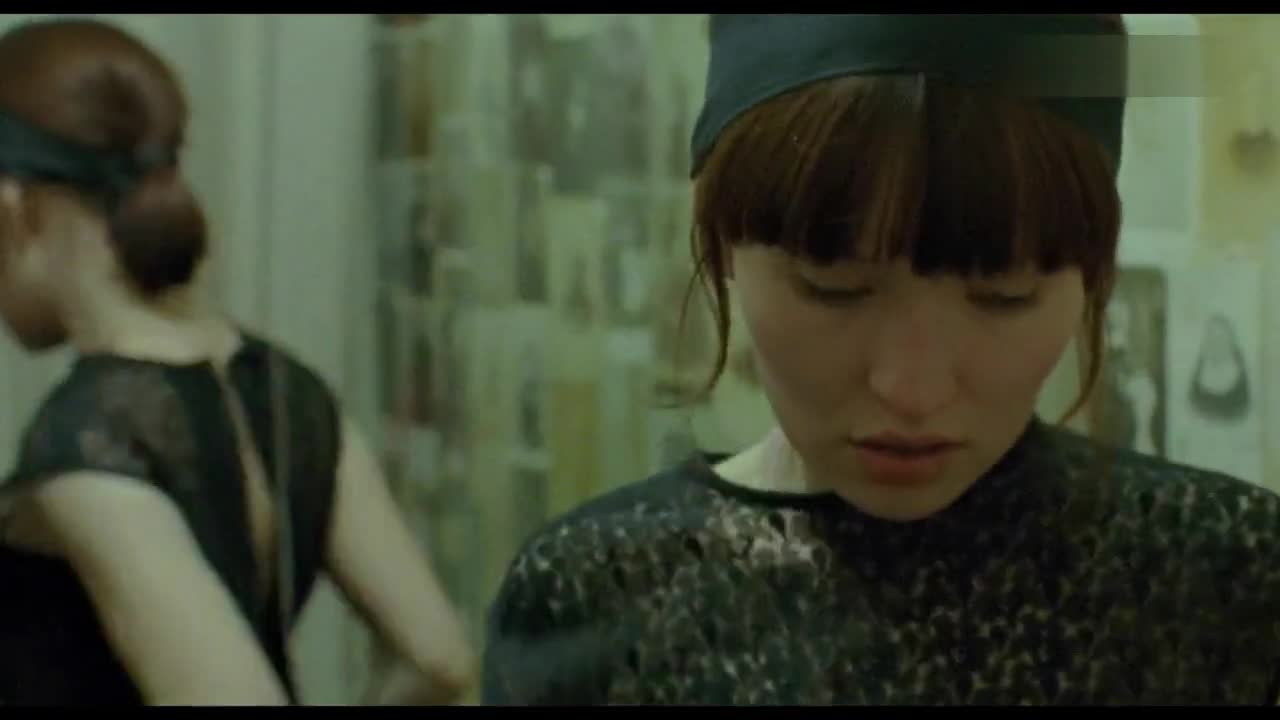 Emily Browning looks fantastic 