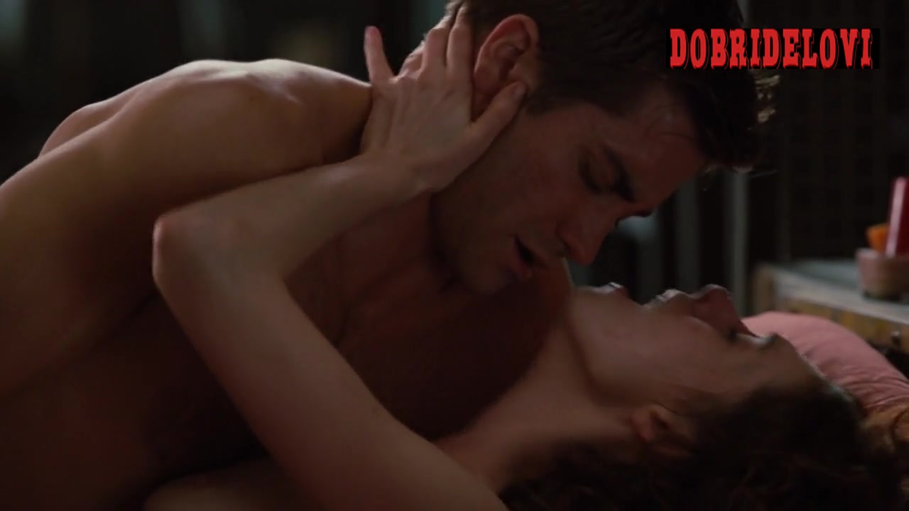 Anne Hathaway rolls in bed with Jake Gyllenhaal for Love & Other Drugs