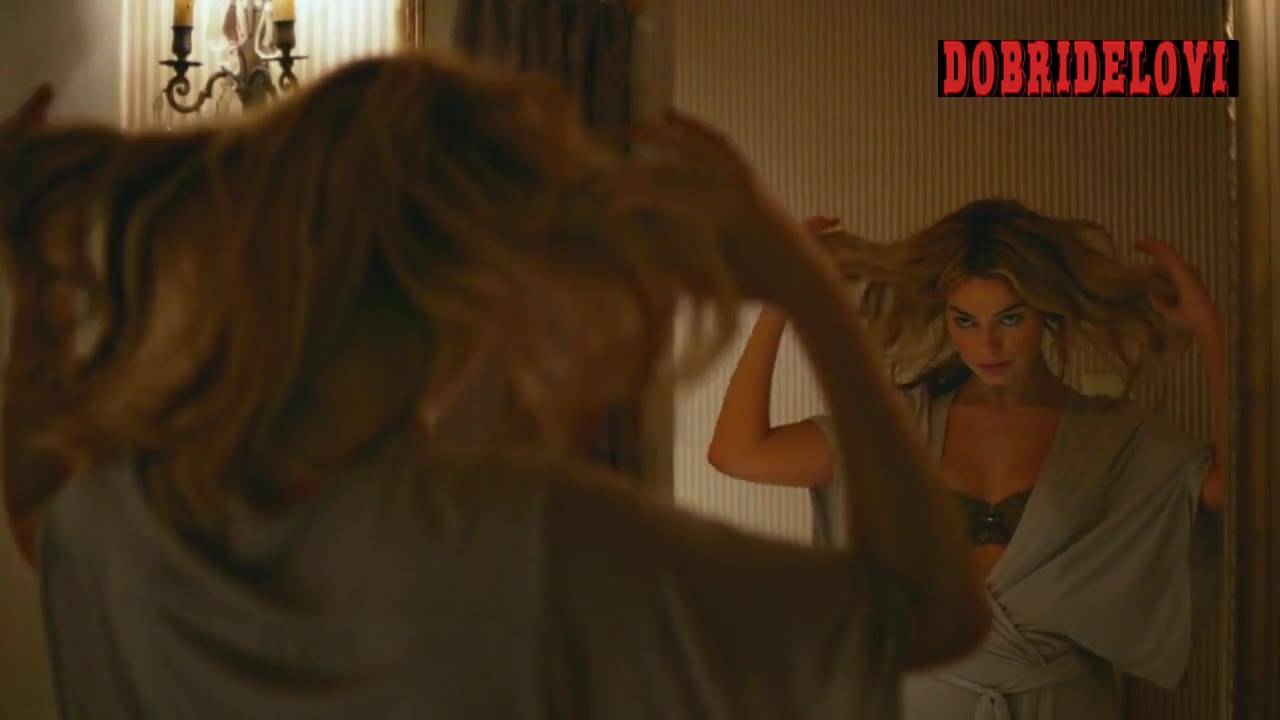 Margot Robbie sexy cleavage in front of mirror -- Focus