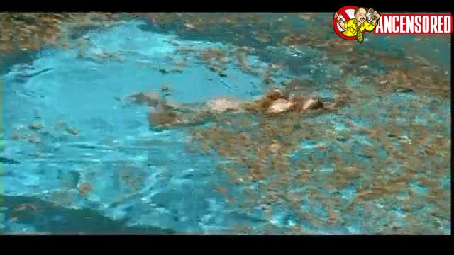 Ludivine Sagnier sexy scene in Swimming Pool