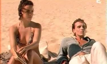 Bérénice Bejo sexy scene - Jeux de plage