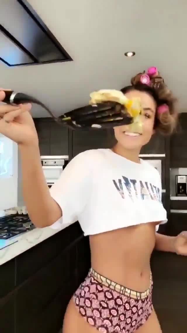 Sommer Ray cooking