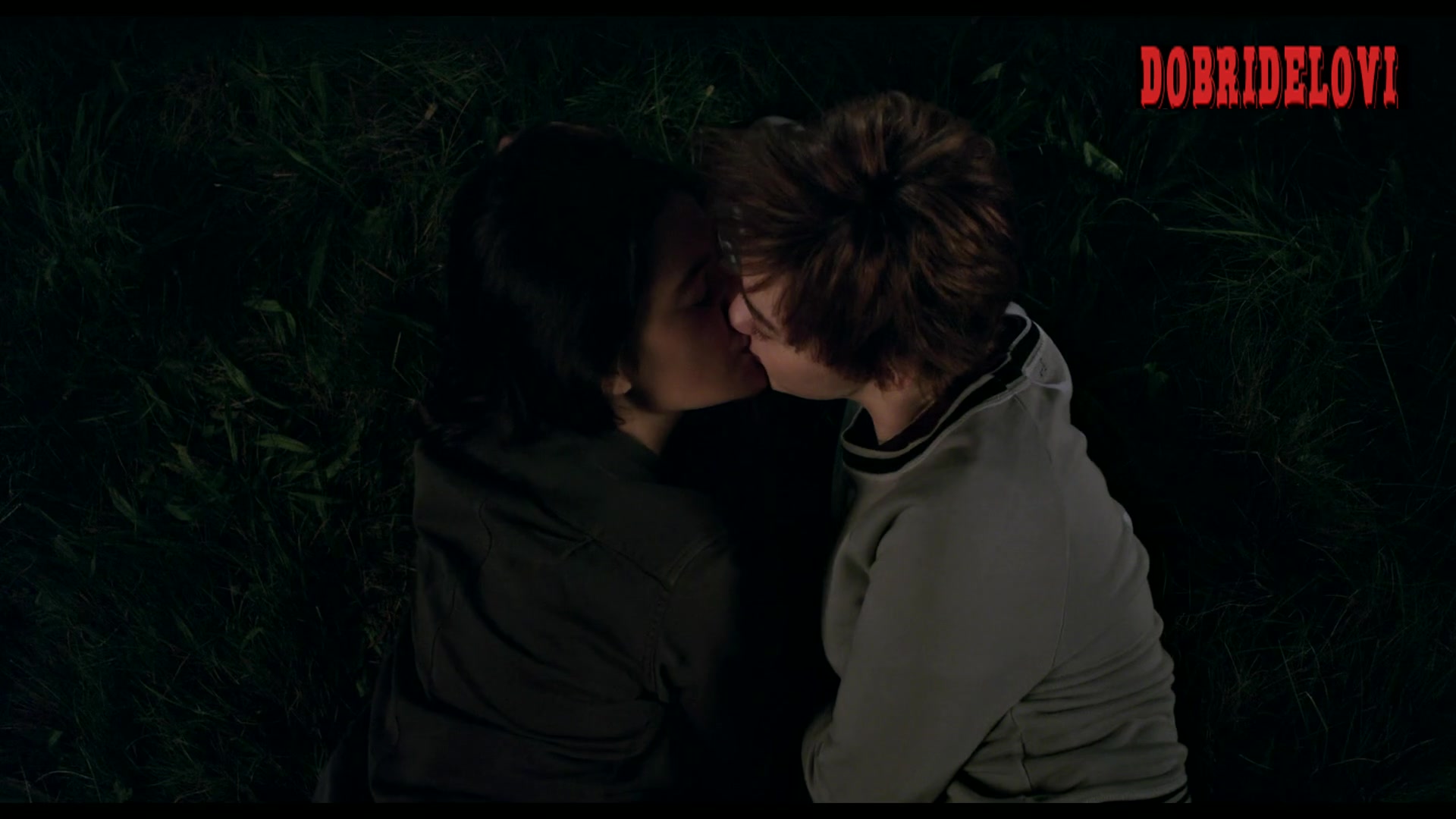 Maisie Williams and Blu Hunt lesbian scene from The New Mutants