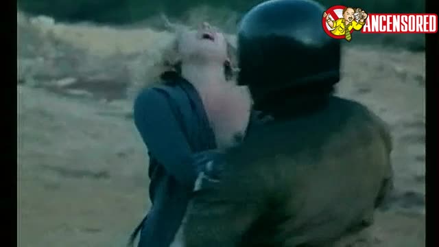 Catherine Deneuve sexy scene - L Agression