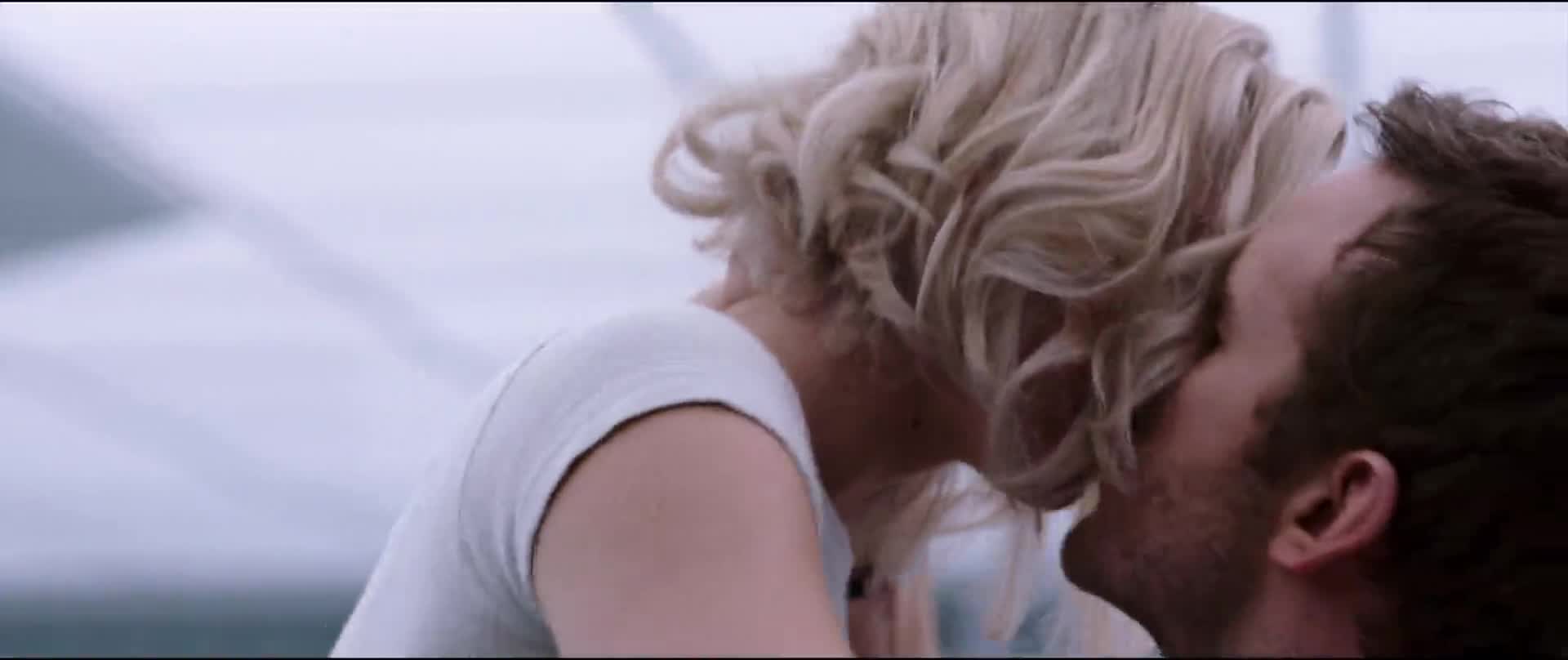 Jennifer Lawrence sex scene with Chris Pratt from Passengers