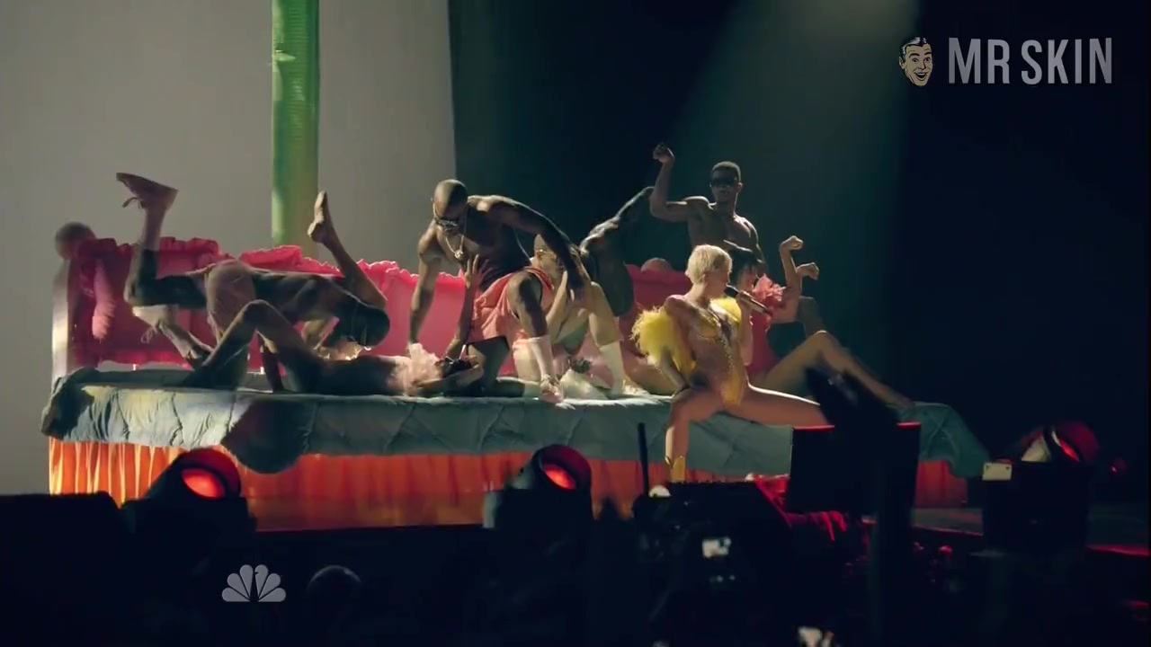 Miley Cyrus scene - miley cyrus bangerz tour