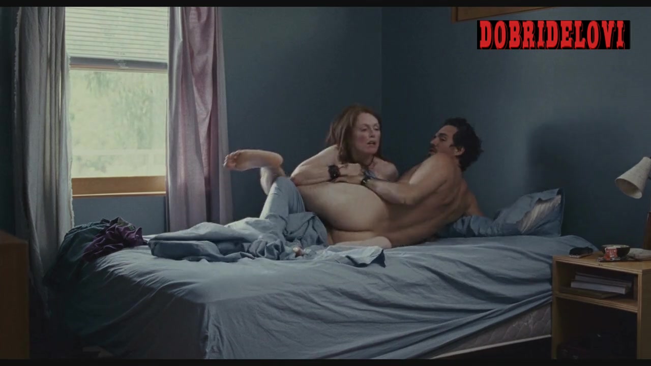 Julianne Moore rolling in bed with Mark Ruffalo scene from The Kids Are All Right