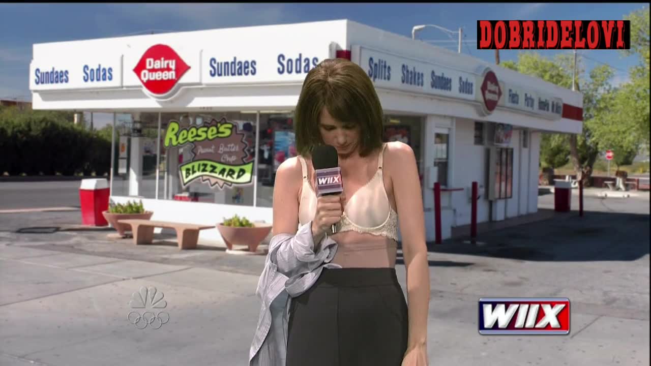Kristen Wiig undressing scene from Saturday Night Live
