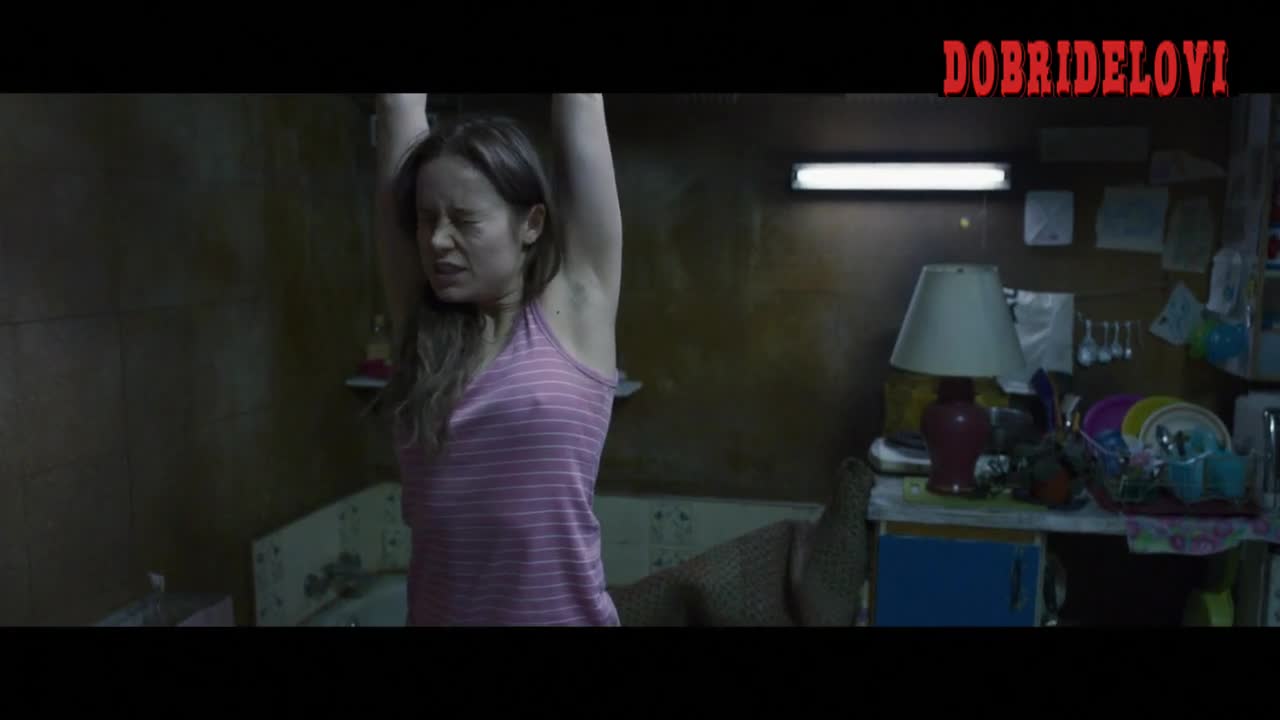 Brie Larson pokies while exercising scene from Room
