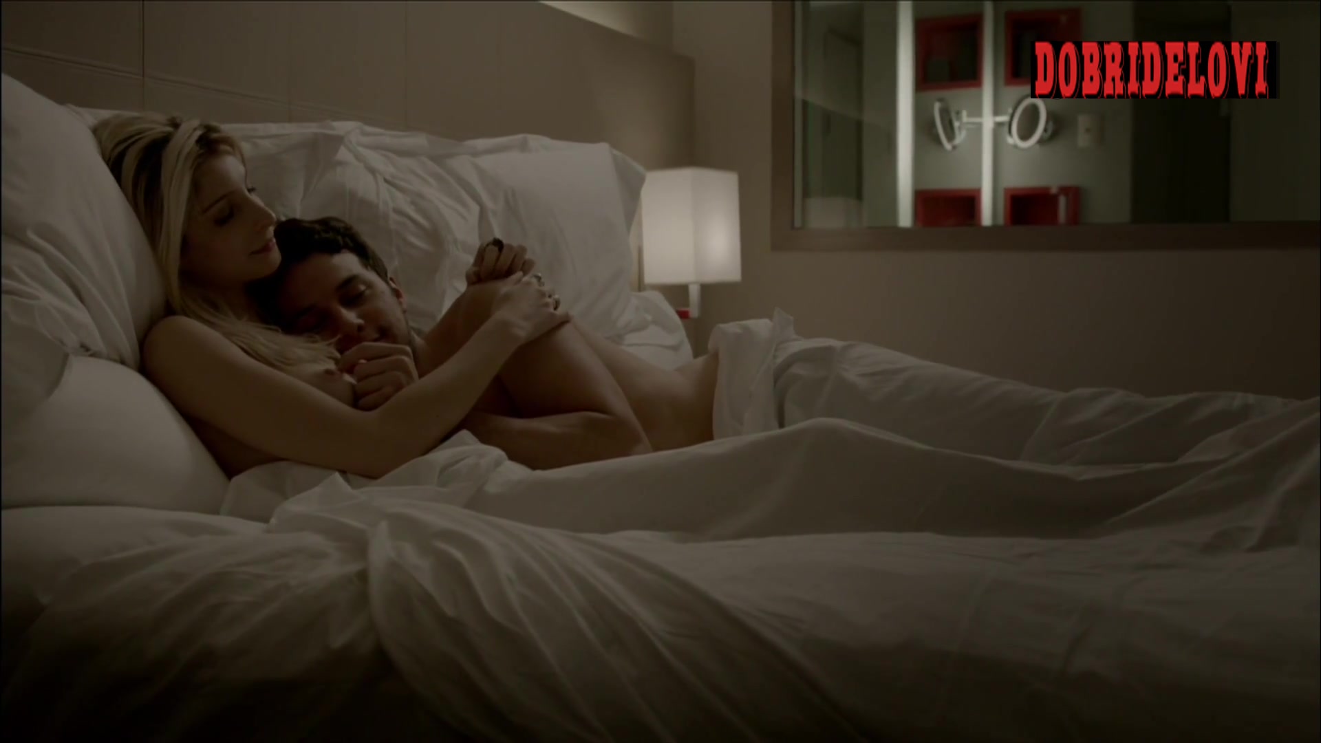 Michelle Batista in bed scene from O Negócio
