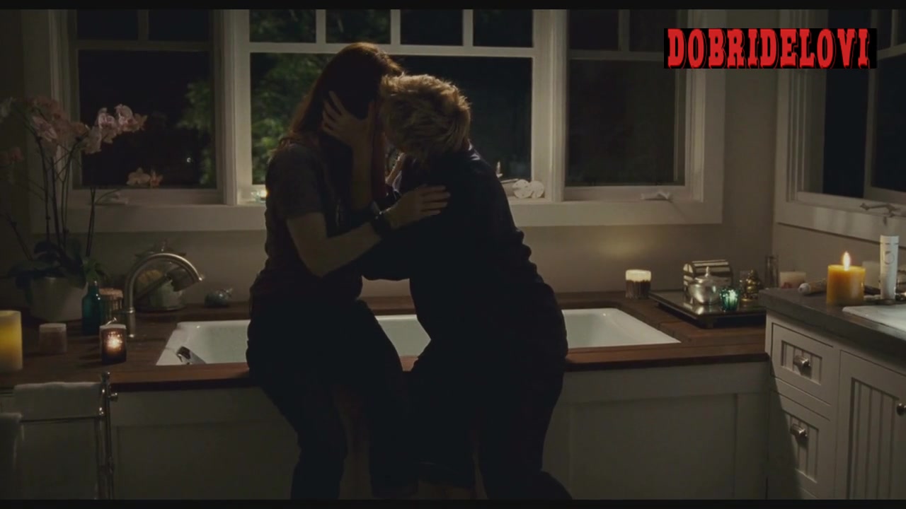 Annette Bening and Julianne Moore lesbian kissing scene from The Kids Are All Right