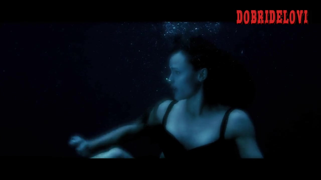 Jennifer Garner swimming scene from Elektra