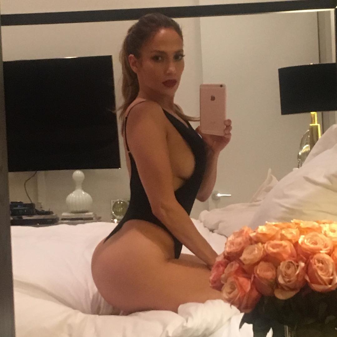 Jennifer Lopez fine selfie 2016